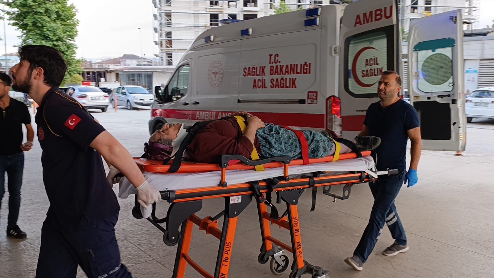 Kiraz toplamak için çıktığı ağaçtan düşerek yaralandı 5 kiraz toplamak icin ciktigi agactan duserek yaralandi 1 I7PTyqPc