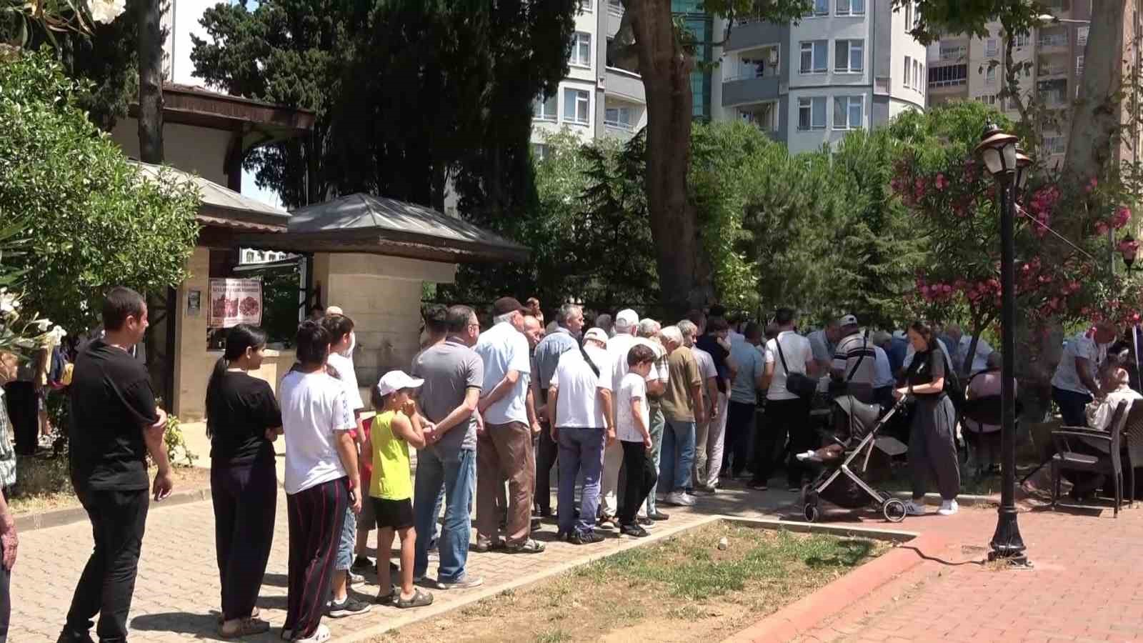 Kiremitçi Sinanbey Cami’de bin 500 kişilik aşure ikramı 5 kiremitci sinanbey camide bin 500 kisilik asure ikrami 1 uVnaiFZ1