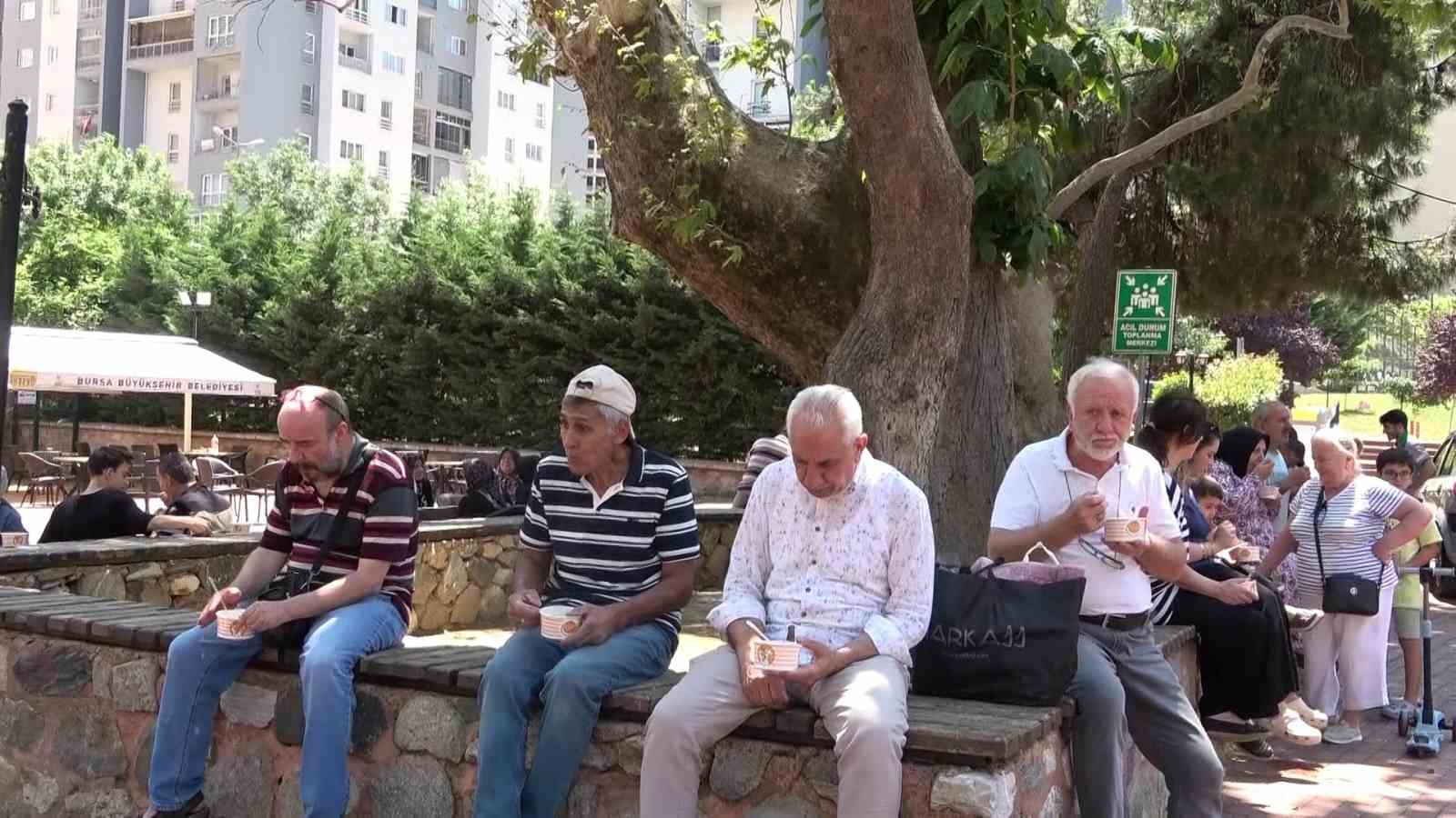 Kiremitçi Sinanbey Cami’de bin 500 kişilik aşure ikramı 6 kiremitci sinanbey camide bin 500 kisilik asure ikrami 2 j9HWGA2F