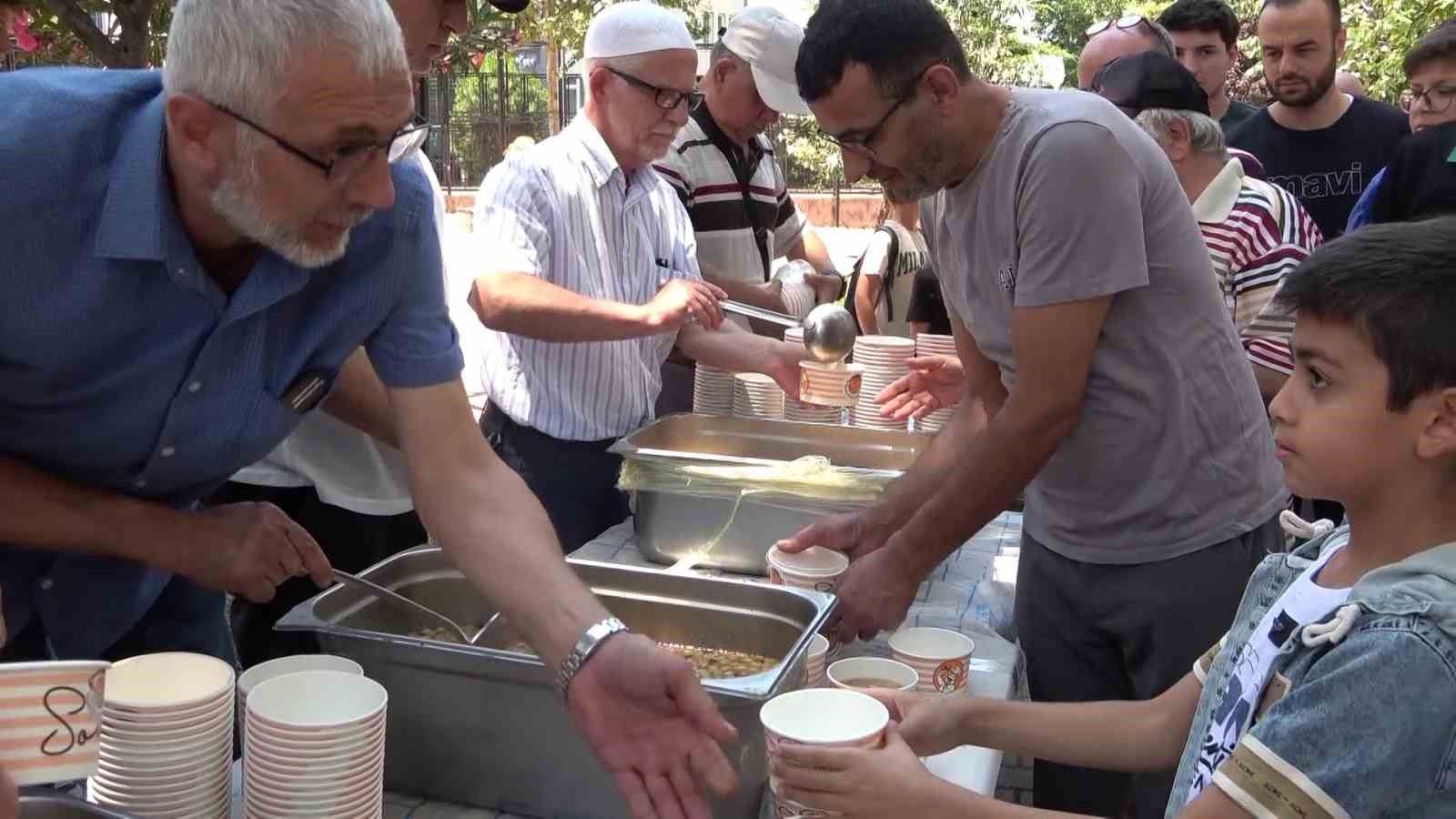Kiremitçi Sinanbey Cami’de bin 500 kişilik aşure ikramı 7 kiremitci sinanbey camide bin 500 kisilik asure ikrami 3 SOKwOIpN