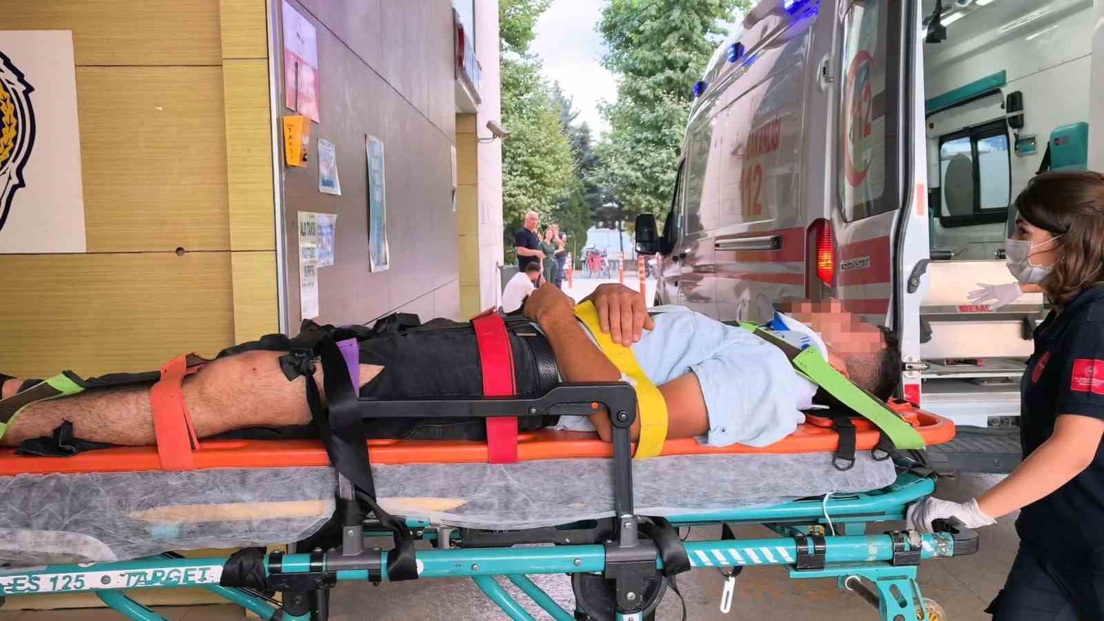 Kiremitlerin altında kalan 2 işçi yaralandı 4 kiremitlerin altinda kalan 2 isci yaralandi 0