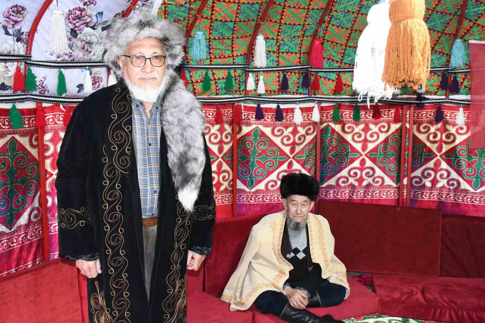 kirgiz aksakallilari otag cadirinda gecmisi y d ediyor 0 OJHJPQD6