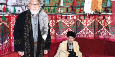 kirgiz-aksakallilari-otag-cadirinda-gecmisi-y-d-ediyor-tAiJGcjD.jpg