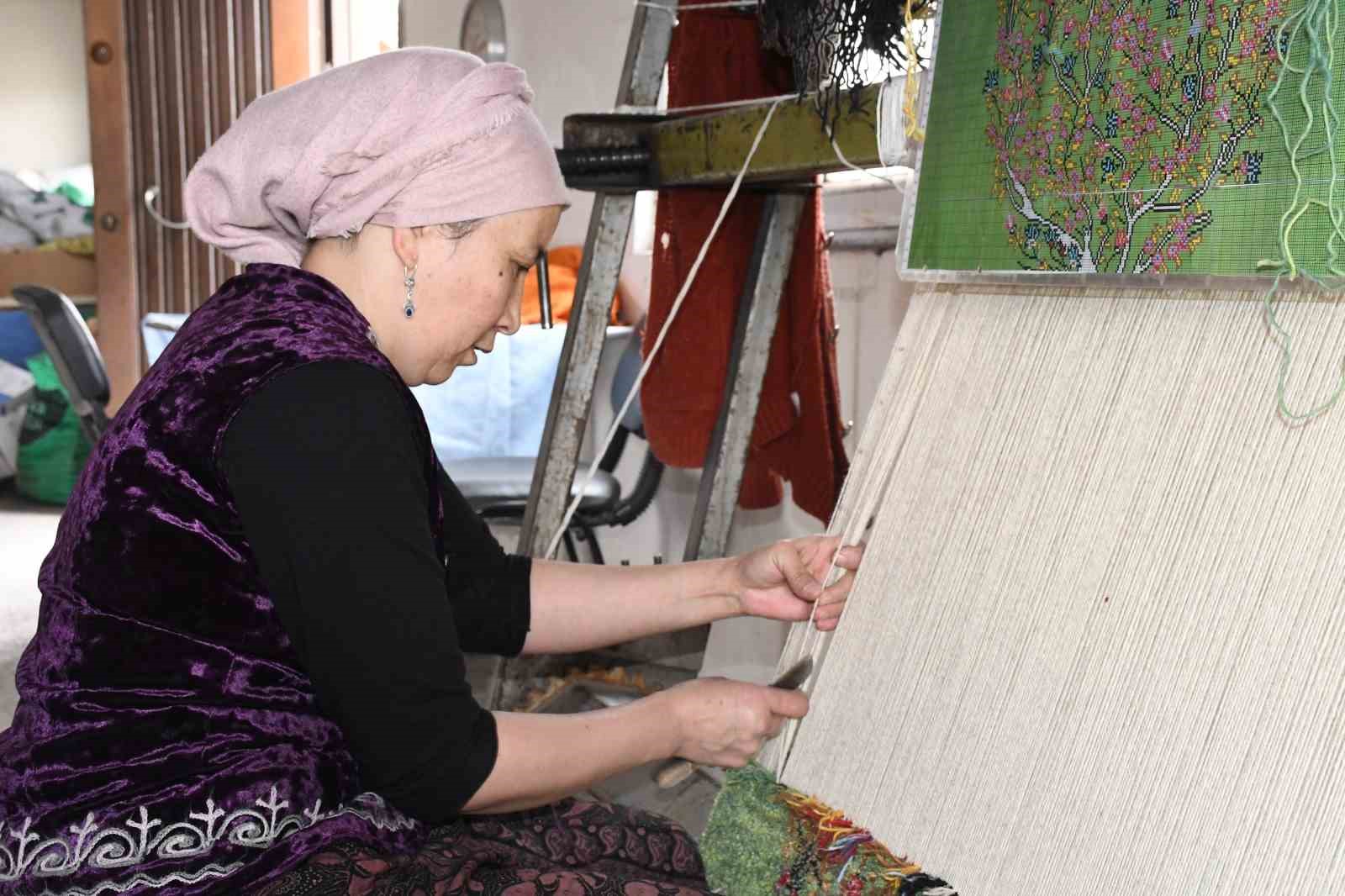 kirgiz turkleri kulturlerini ilmek ilmek halilara dokuyor 0 AyOsq2sg