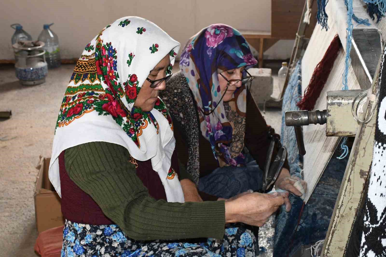 kirgiz turkleri kulturlerini ilmek ilmek halilara dokuyor 1 MEwLOJUj