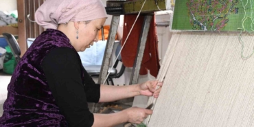 kirgiz-turkleri-kulturlerini-ilmek-ilmek-halilara-dokuyor-1yerkiNN.jpg