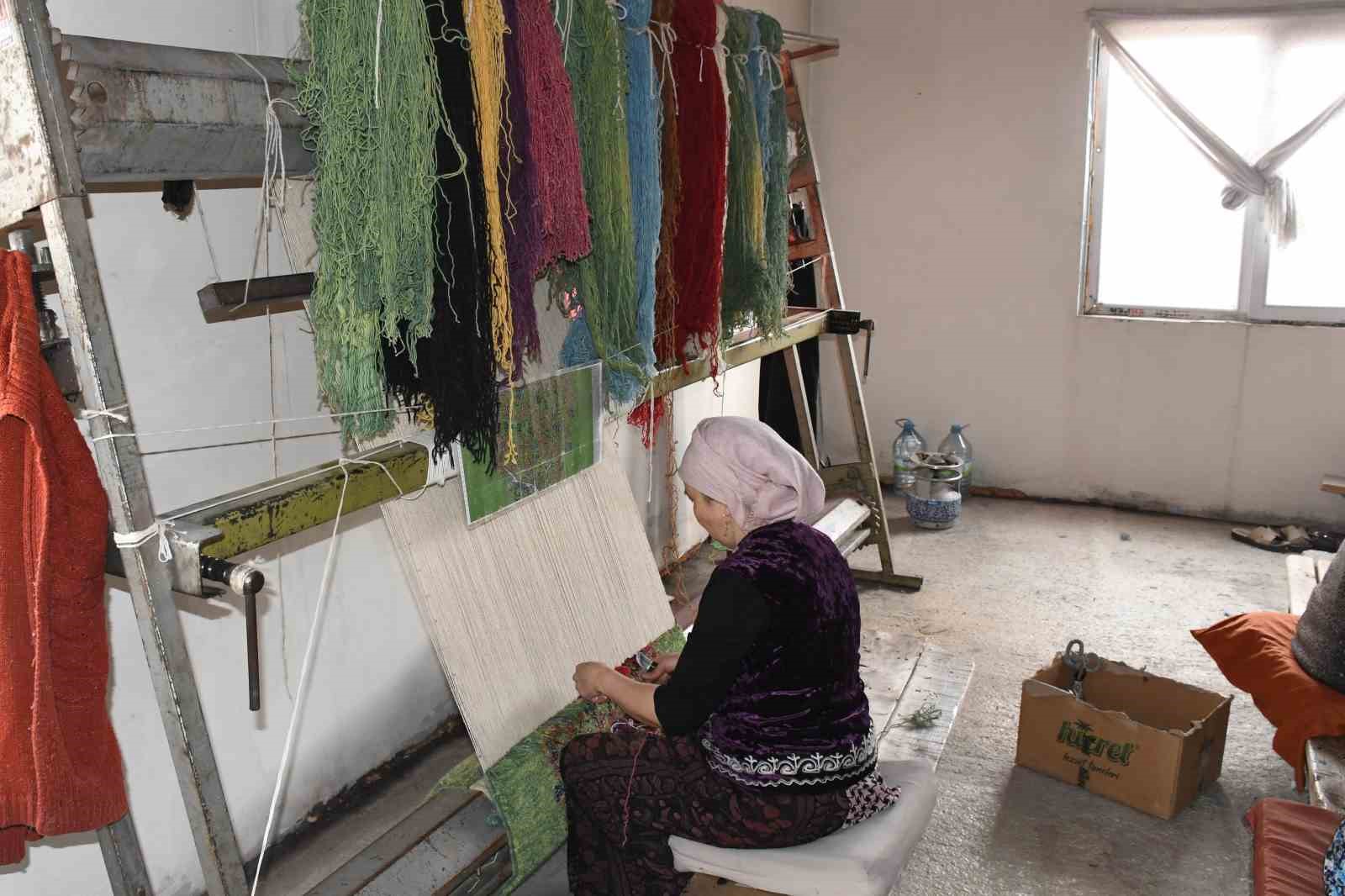 kirgiz turkleri kulturlerini ilmek ilmek halilara dokuyor 2 mGzdeGTP