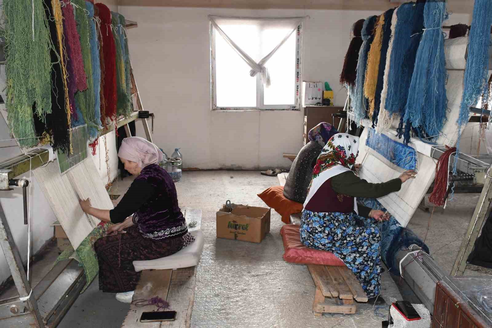 kirgiz turkleri kulturlerini ilmek ilmek halilara dokuyor 3 shqe2PHj