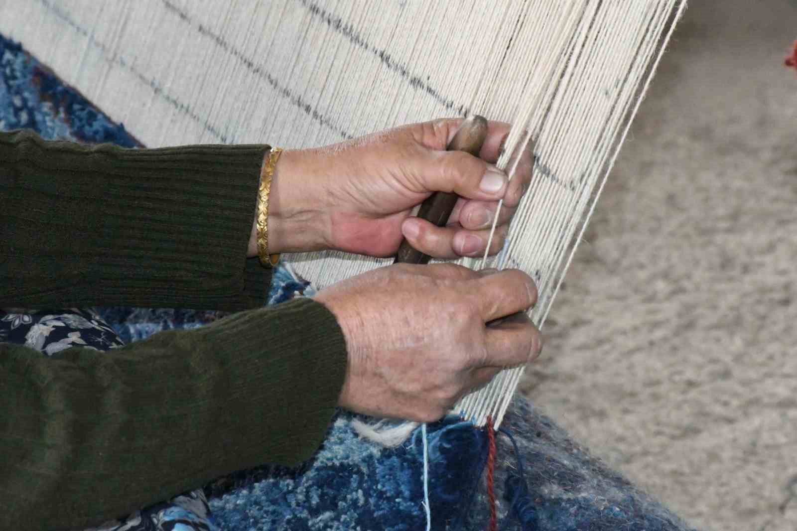 kirgiz turkleri kulturlerini ilmek ilmek halilara dokuyor 4 7rRjrph1