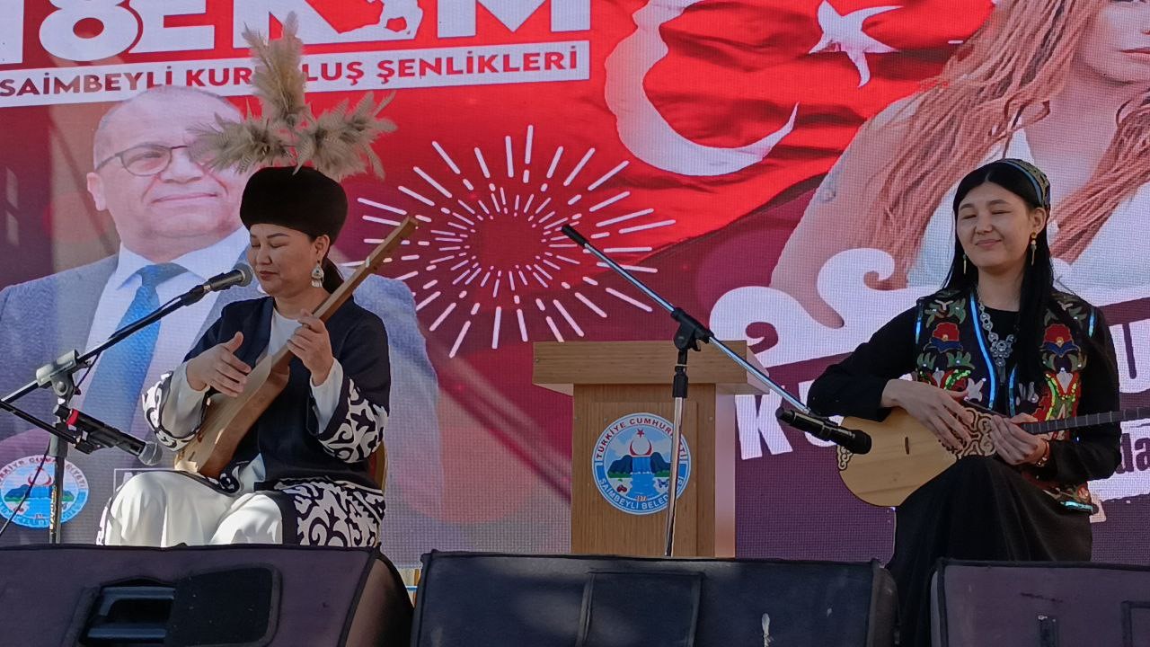 Kırgızistan ve Kazakistanlı sanatçılar Saimbeyli’nin kurtuluş coşkusuna ortak oldu 7 kirgizistan ve kazakistanli sanatcilar saimbeylinin kurtulus coskusuna ortak oldu 3 TmPLn5Ap