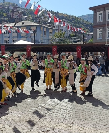 kirgizistan-ve-kazakistanli-sanatkarlar-saimbeylinin-kurtulus-coskusuna-ortak-oldu-sYKPss5m.jpg