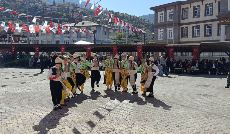 kirgizistan-ve-kazakistanli-sanatkarlar-saimbeylinin-kurtulus-coskusuna-ortak-oldu-sYKPss5m.jpg