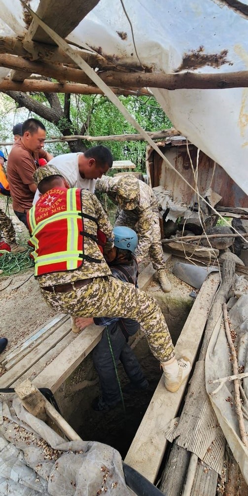 kirgizistanda 65 yasindaki adam 18 metre derinligindeki kuyuda 16 gun mahsur kaldi 1 QBdgbgQq