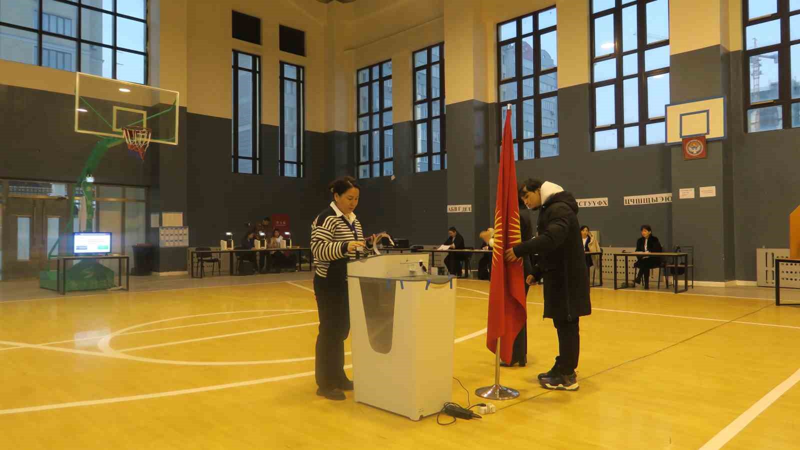 kirgizistanda halk erken parlamento secimleri icin sandik basinda 0 f48UAiOt