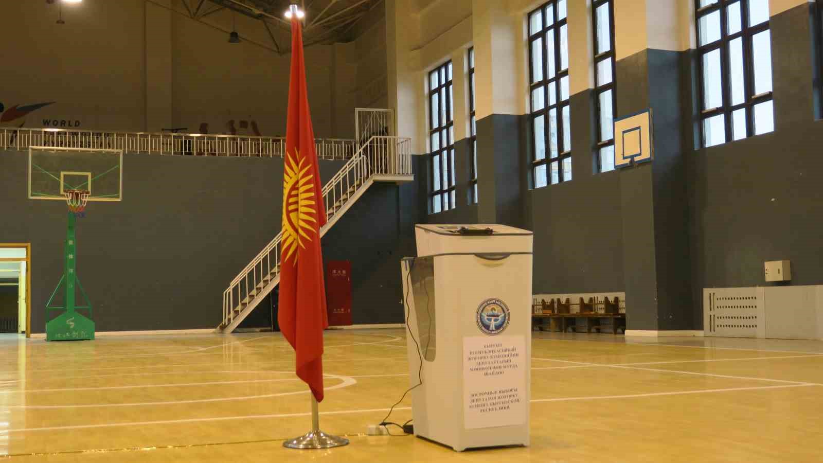 kirgizistanda halk erken parlamento secimleri icin sandik basinda 2 fkSUGCKZ