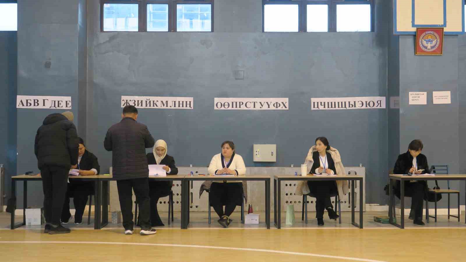 kirgizistanda halk erken parlamento secimleri icin sandik basinda 3 OQvZWRm5