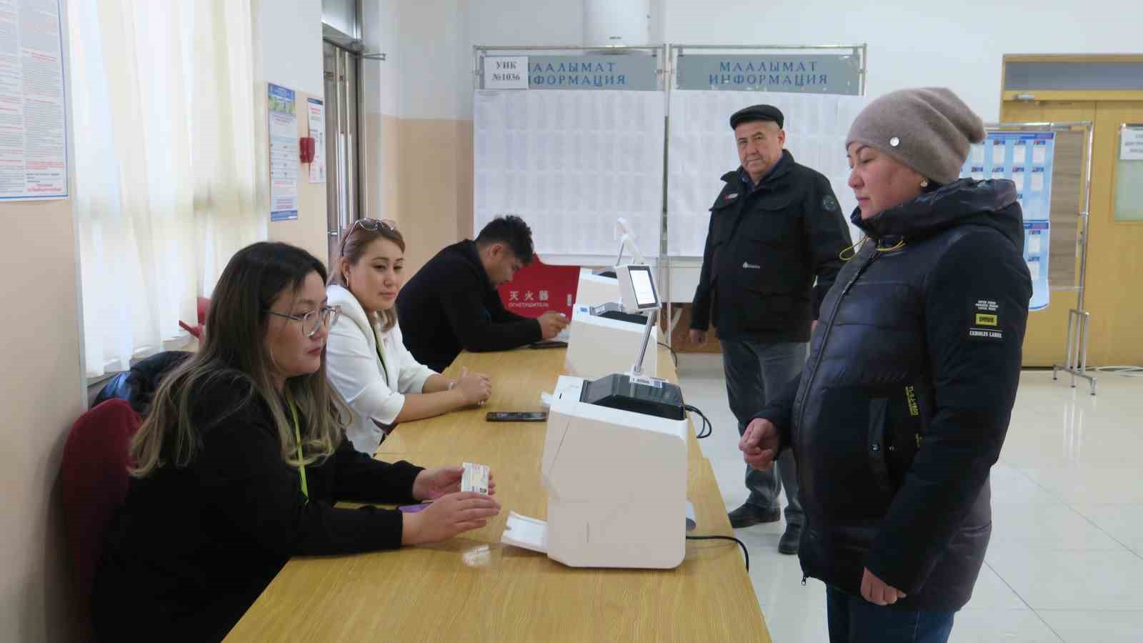 kirgizistanda halk erken parlamento secimleri icin sandik basinda 7