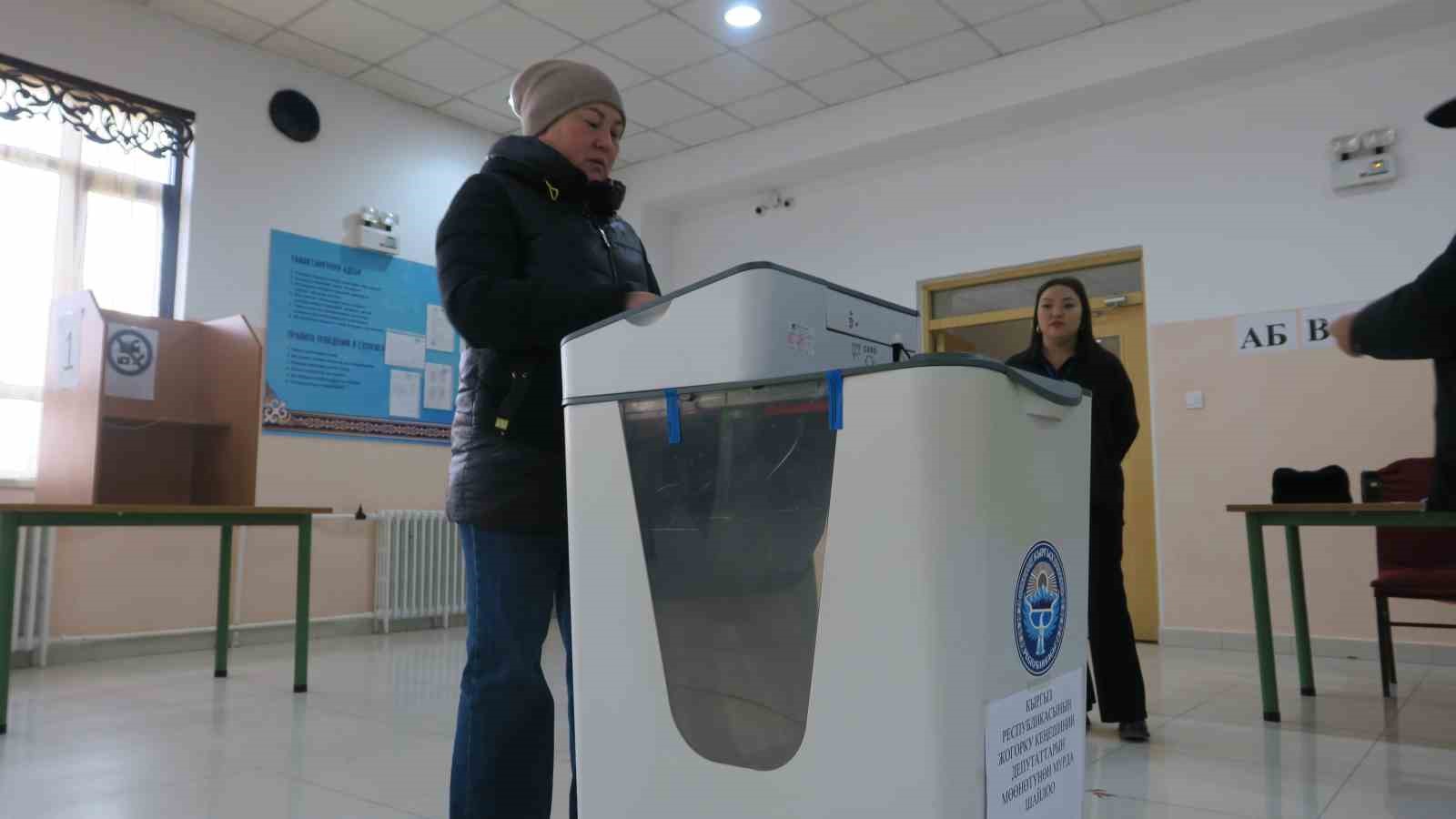 kirgizistanda halk erken parlamento secimleri icin sandik basinda 8
