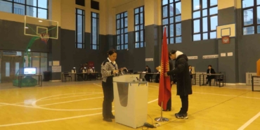 kirgizistanda-halk-erken-parlamento-secimleri-icin-sandik-basinda-Bn76ORPQ.jpg