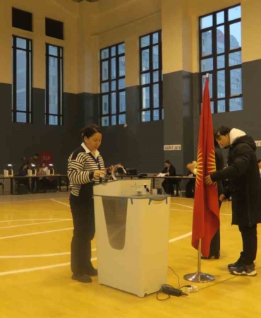 kirgizistanda-halk-erken-parlamento-secimleri-icin-sandik-basinda-Bn76ORPQ.jpg
