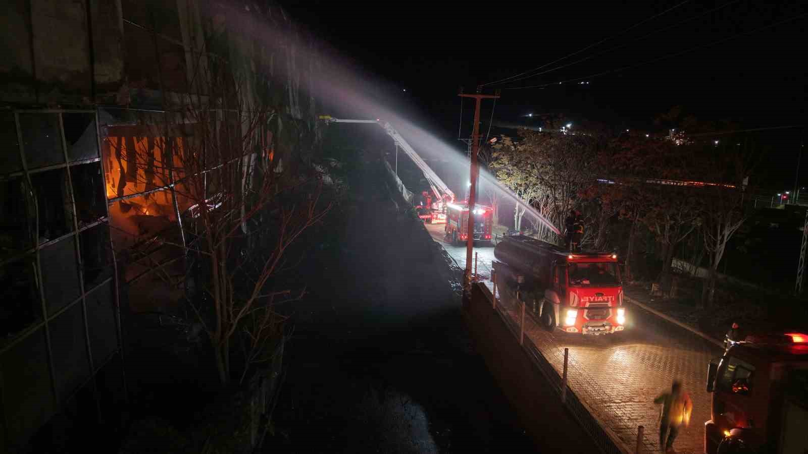 Kırıkkale Valisi Makas’tan fabrika yangınıyla ilgili açıklama: "Tamamen kontrol altına aldık" 7 kirikkale valisi makastan fabrika yanginiyla ilgili aciklama tamamen kontrol altina aldik 3 re2W1Smt