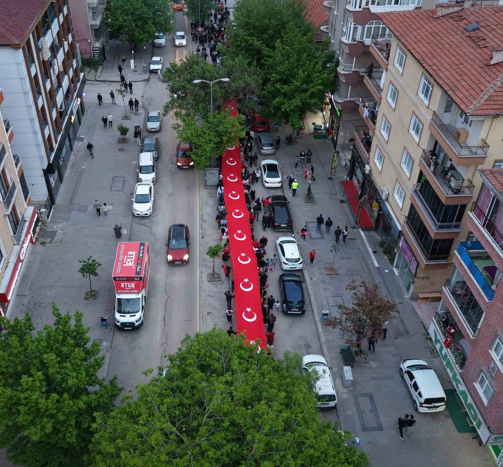 kirikkalede 19 mayis coskusu yuzlerce vatandas metrelerce uzunlugundaki turk bayragiyla yurudu 1 fy6DnG6p