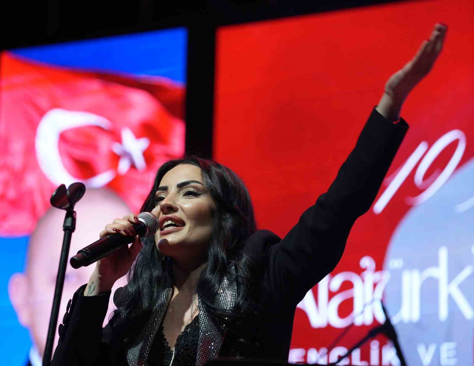 kirikkalede 19 mayis coskusu yuzlerce vatandas metrelerce uzunlugundaki turk bayragiyla yurudu 11 9ZUOJZF3