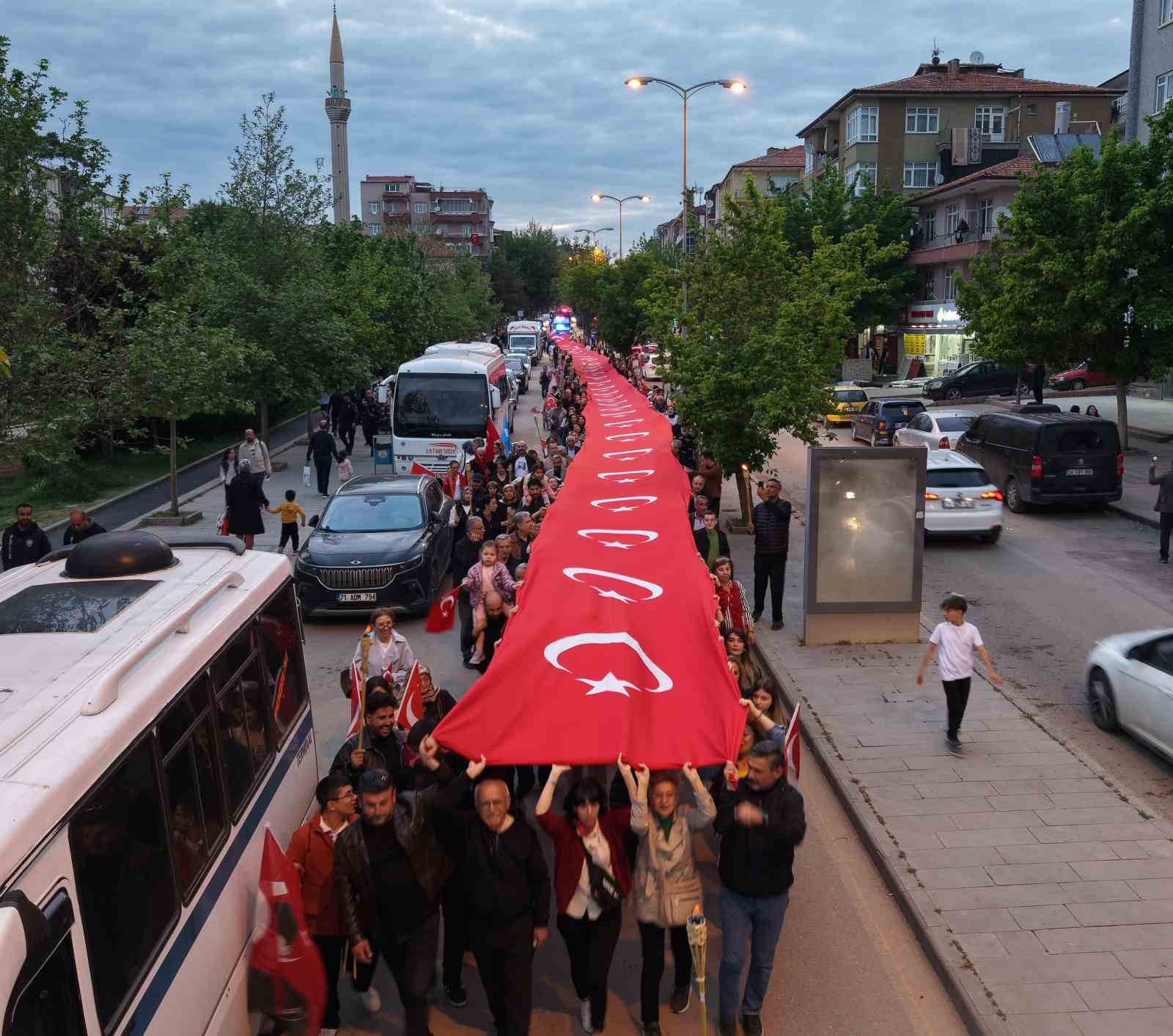 kirikkalede 19 mayis coskusu yuzlerce vatandas metrelerce uzunlugundaki turk bayragiyla yurudu 2 OicUVHUJ