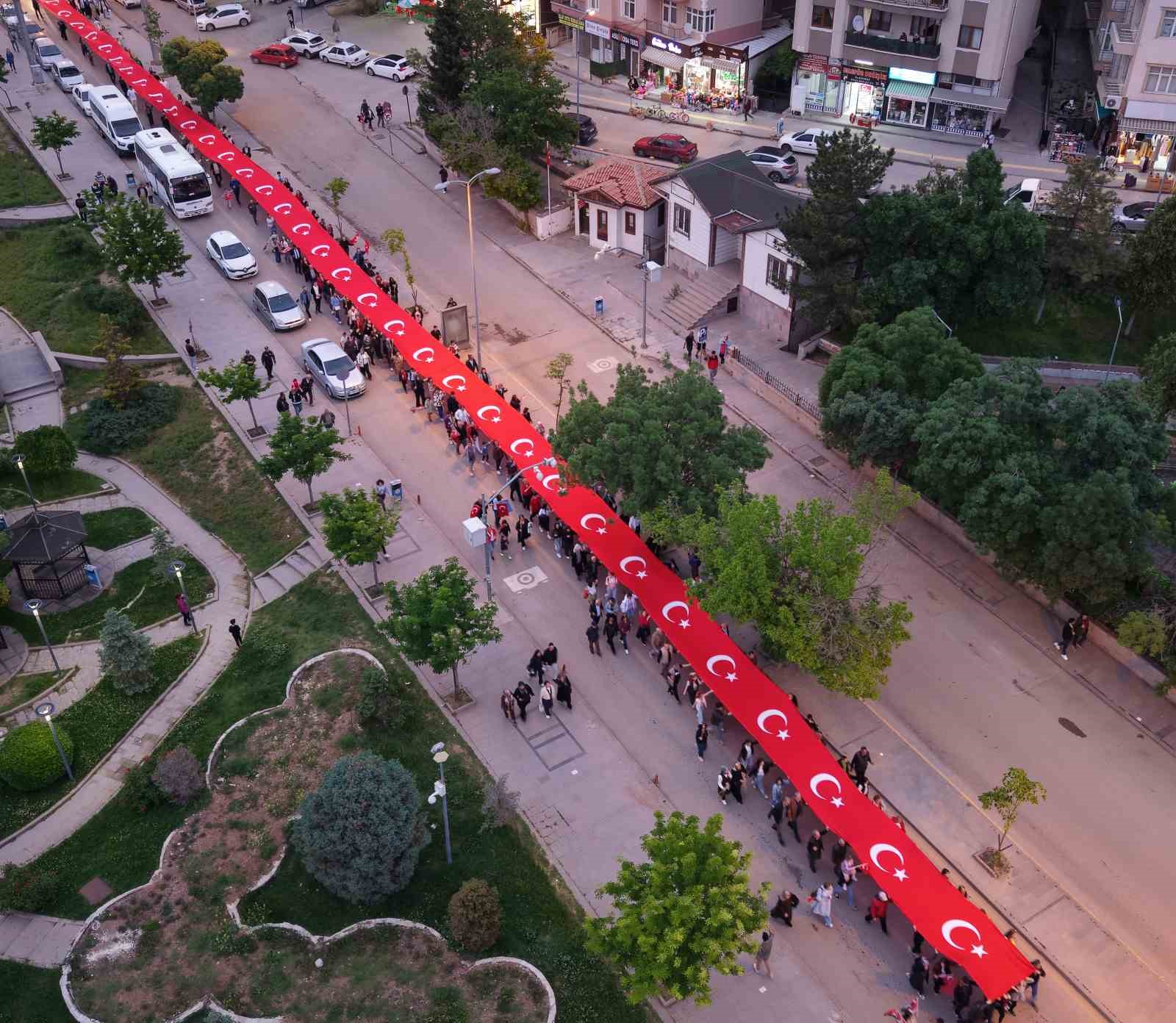 kirikkalede 19 mayis coskusu yuzlerce vatandas metrelerce uzunlugundaki turk bayragiyla yurudu 3 bycRapNW