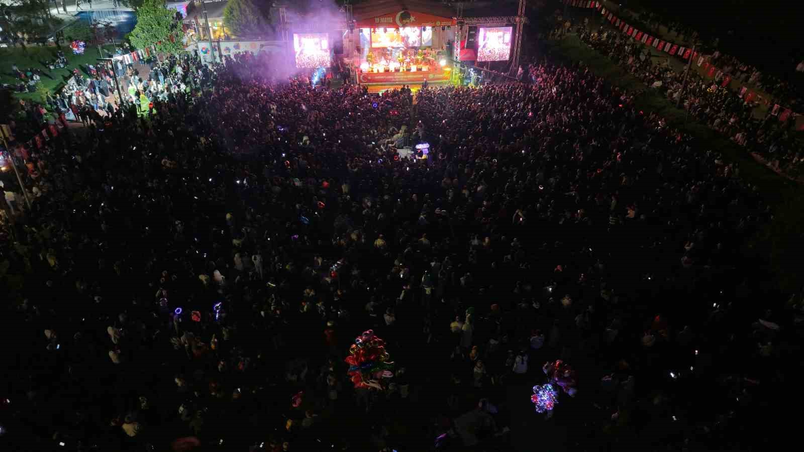 kirikkalede 19 mayis coskusu yuzlerce vatandas metrelerce uzunlugundaki turk bayragiyla yurudu 4 NeHtuFsQ
