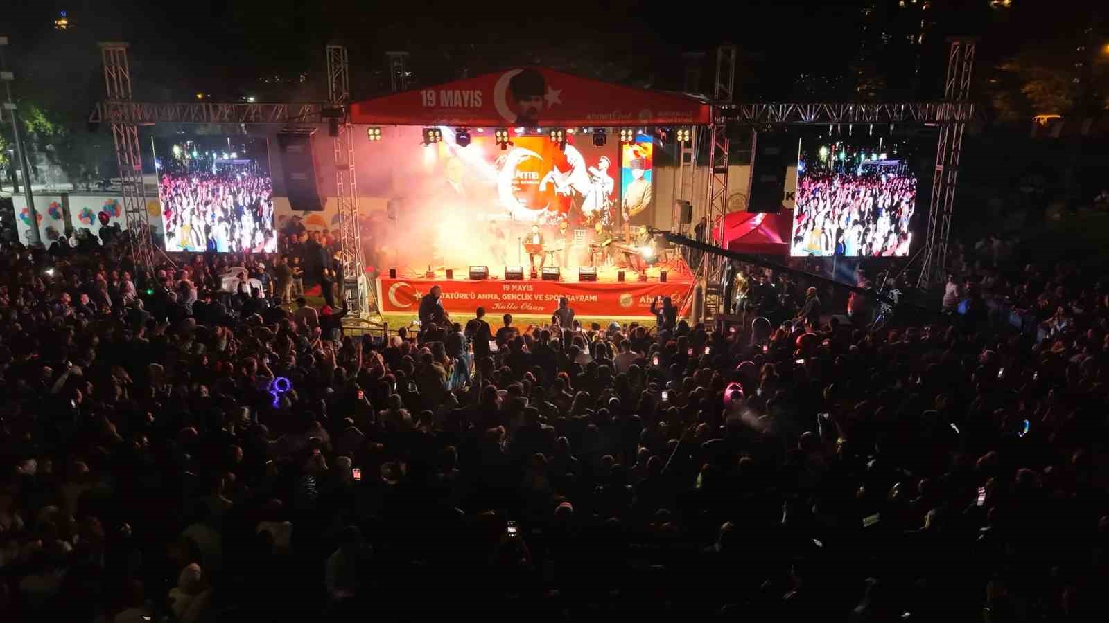 kirikkalede 19 mayis coskusu yuzlerce vatandas metrelerce uzunlugundaki turk bayragiyla yurudu 5 qtRBRNIc