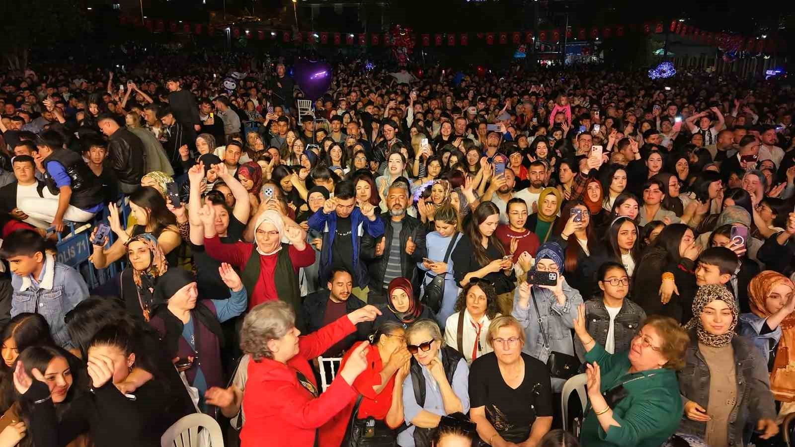 kirikkalede 19 mayis coskusu yuzlerce vatandas metrelerce uzunlugundaki turk bayragiyla yurudu 6 7BdKHXyI