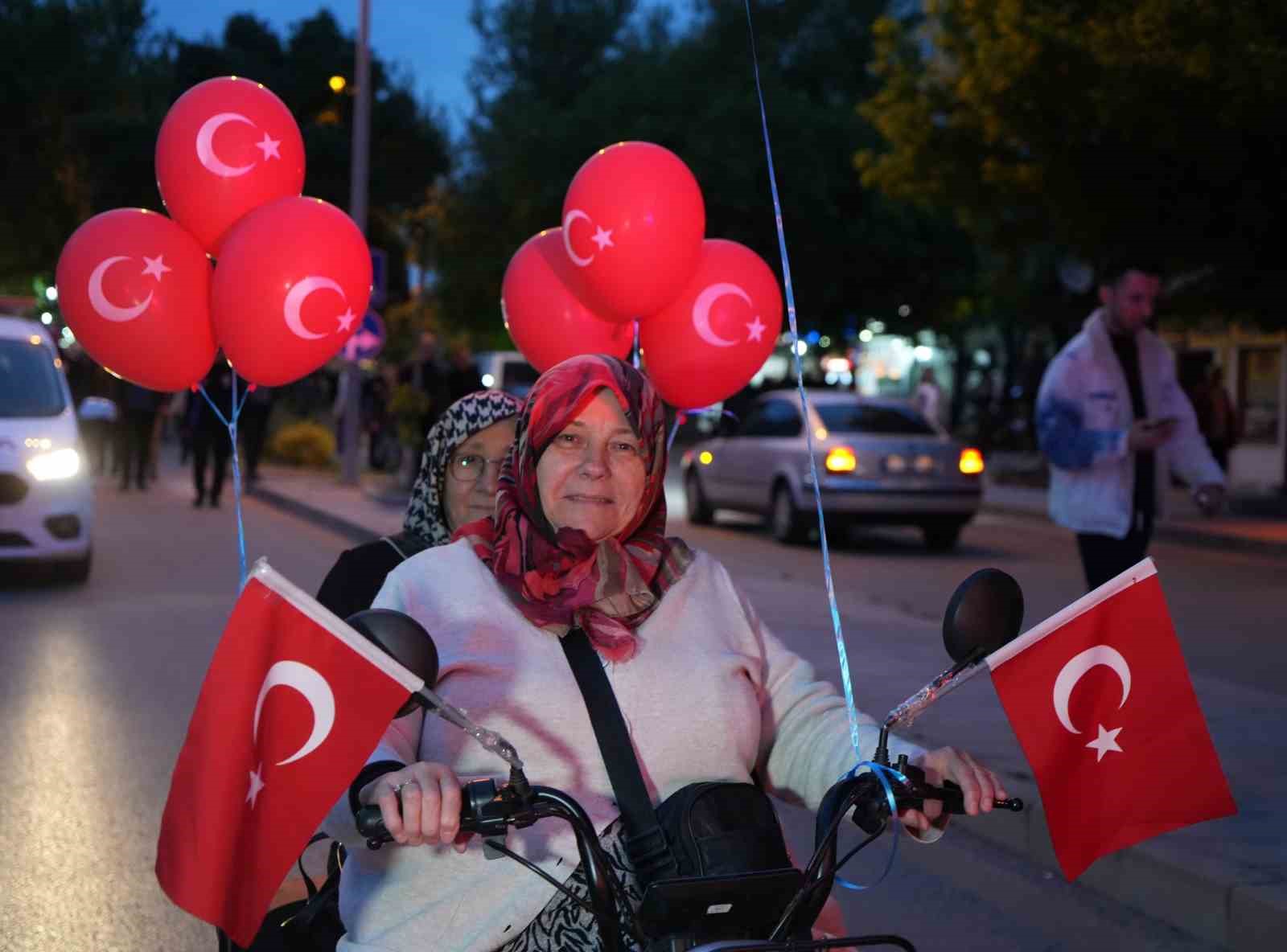 kirikkalede 19 mayis coskusu yuzlerce vatandas metrelerce uzunlugundaki turk bayragiyla yurudu 7 KM6NQken