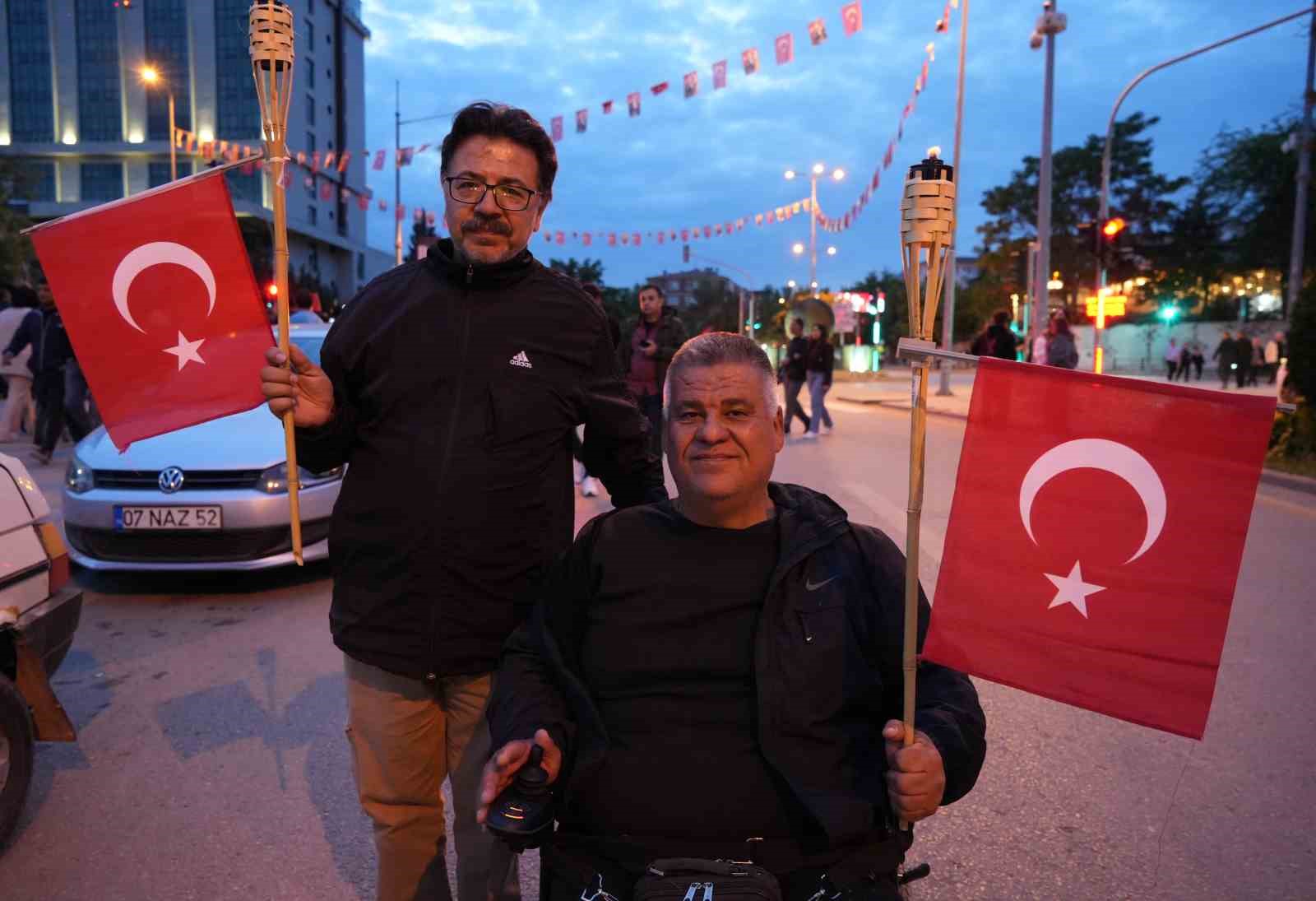 kirikkalede 19 mayis coskusu yuzlerce vatandas metrelerce uzunlugundaki turk bayragiyla yurudu 8 4sOvgqS6