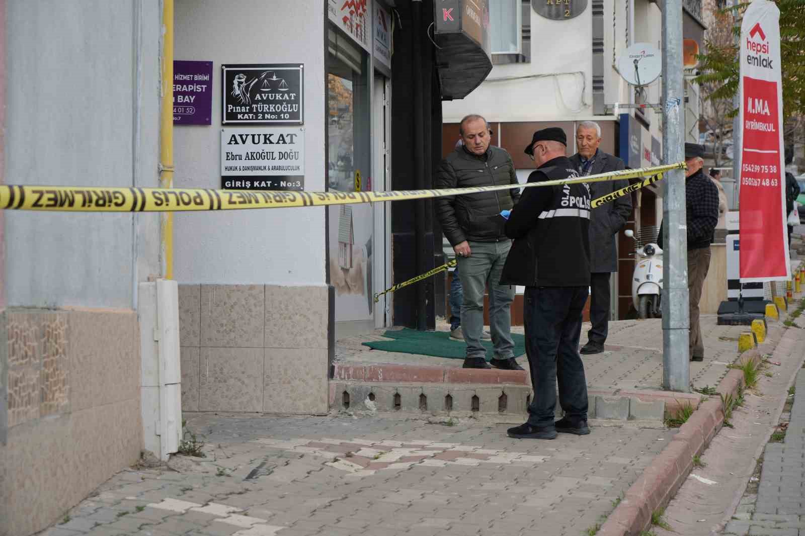 Kırıkkale’de boşanma aşamasındaki gelinini ve kız kardeşini öldüren sanık hakim karşısında 5 kirikkalede bosanma asamasindaki gelinini ve kiz kardesini olduren sanik hakim karsisinda 1 Ocw9BQSX