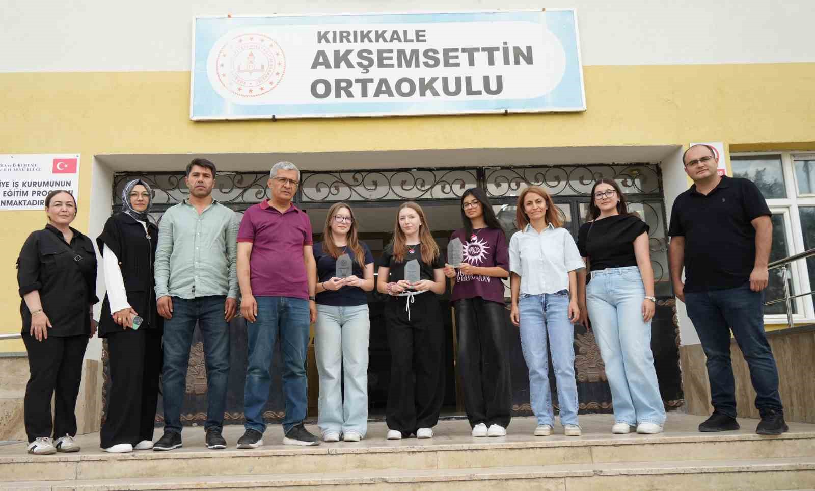 kirikkalede devlet okullarindan 2 lgs birincisi cikti biri dersi dinledi digeri gunde 200 soru FGDG8AFI