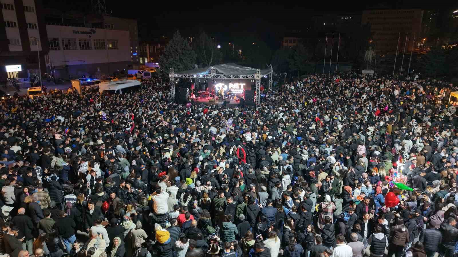 kirikkalede huseyin kagit konserine binlerce kisi akin etti 2 eEdRRX79