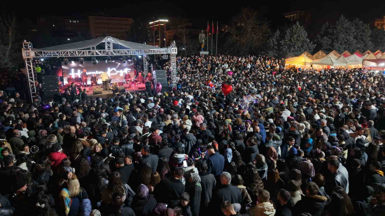 kirikkalede huseyin kagit konserine binlerce kisi akin etti 3 WVB8H1cZ