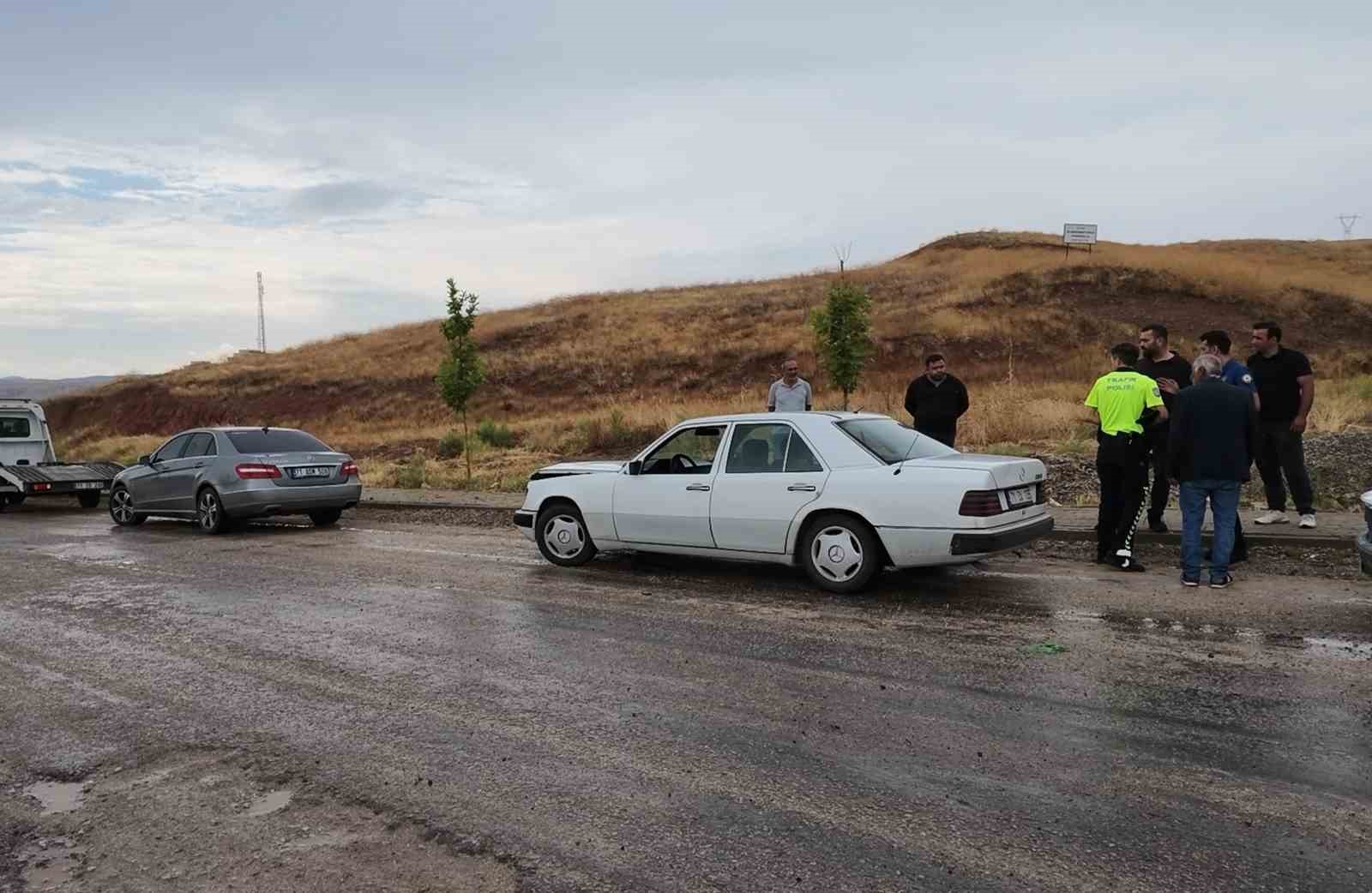 Kırıkkale’de iki otomobil çarpıştı: 3 yaralı 4 kirikkalede iki otomobil carpisti 3 yarali 0 UMe81cp4