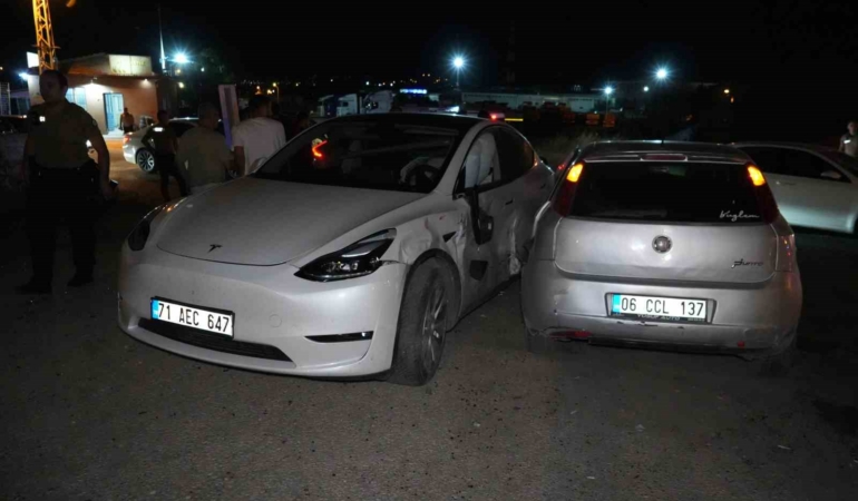 kirikkalede-iki-otomobil-carpisti-4-yarali-7cz2JiHz.jpg