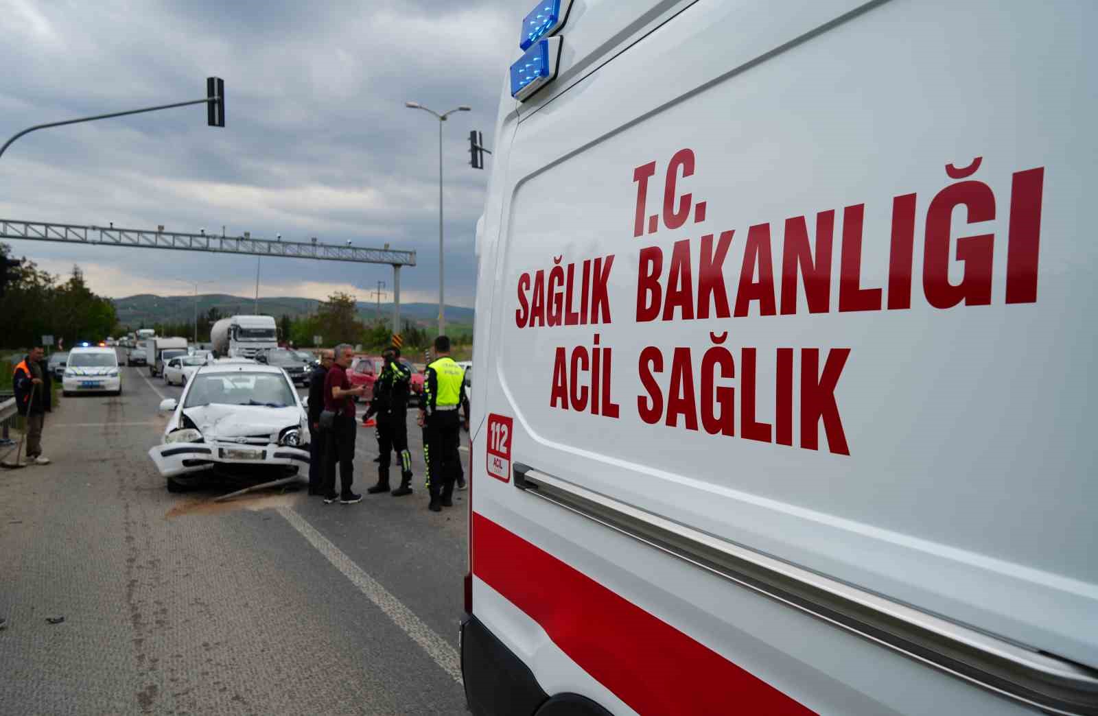 kirikkalede iki otomobil carpisti 7 yarali 8 OUQ42c4M
