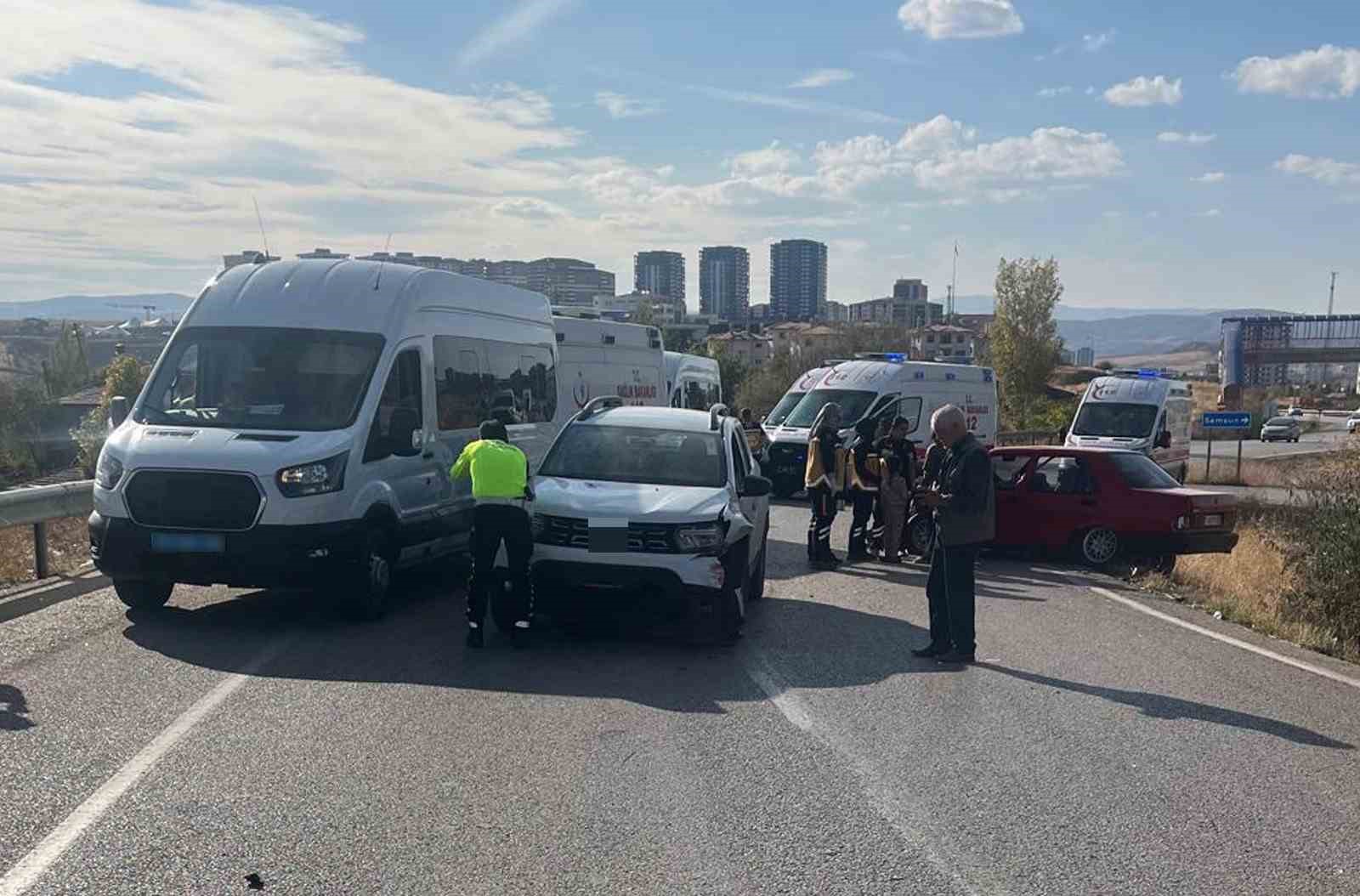 kirikkalede iki otomobil kafa kafaya carpisti 4 yarali 0 PAWPCXCA