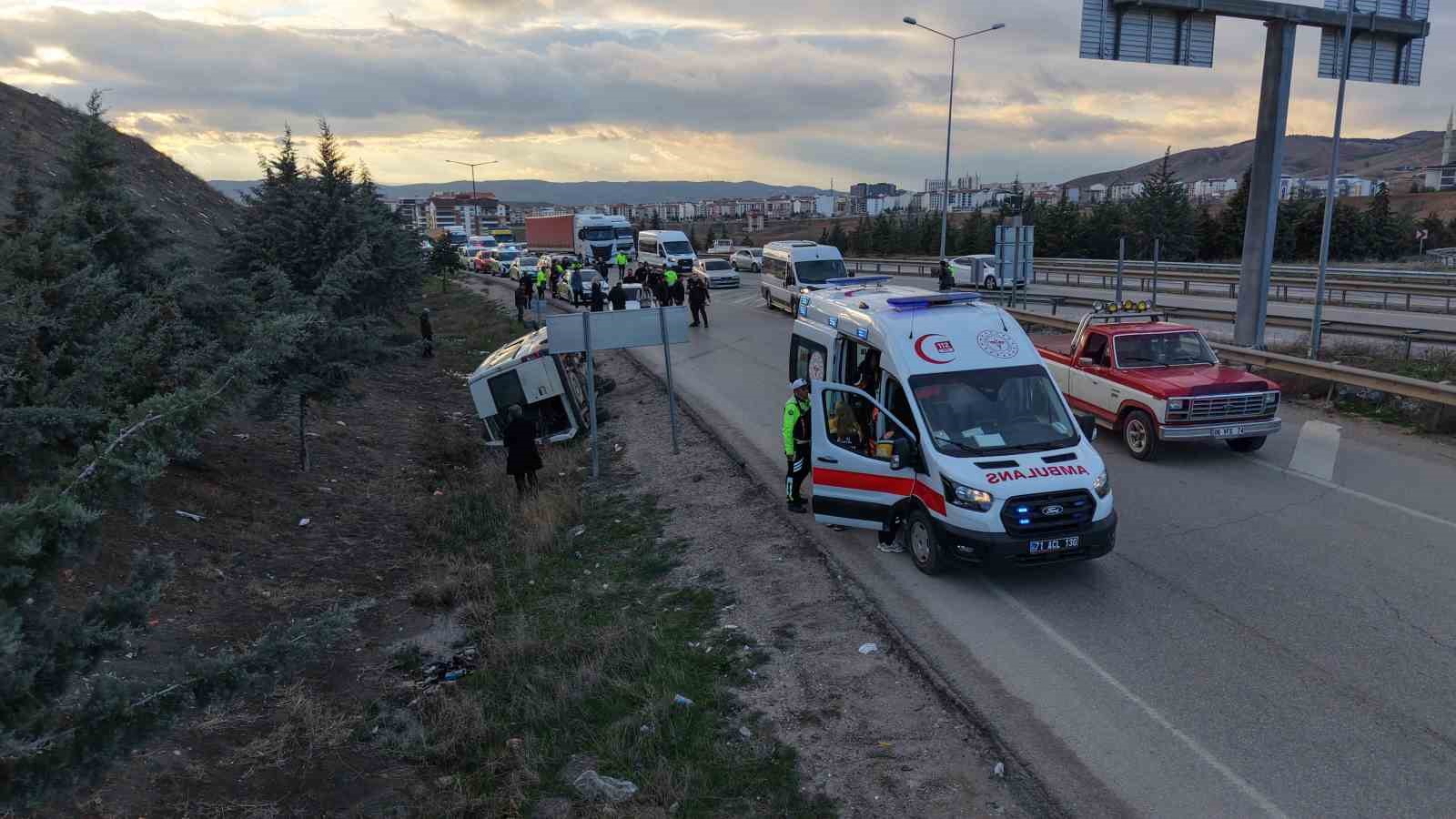kirikkalede isci servisi kamyonla carpisti 5 yarali 1 LkTa2r7r