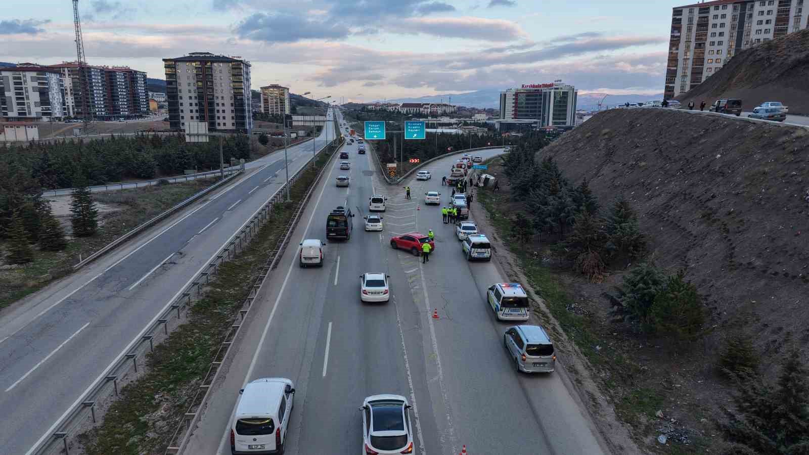 kirikkalede isci servisi kamyonla carpisti 5 yarali 2 MkijmhtA
