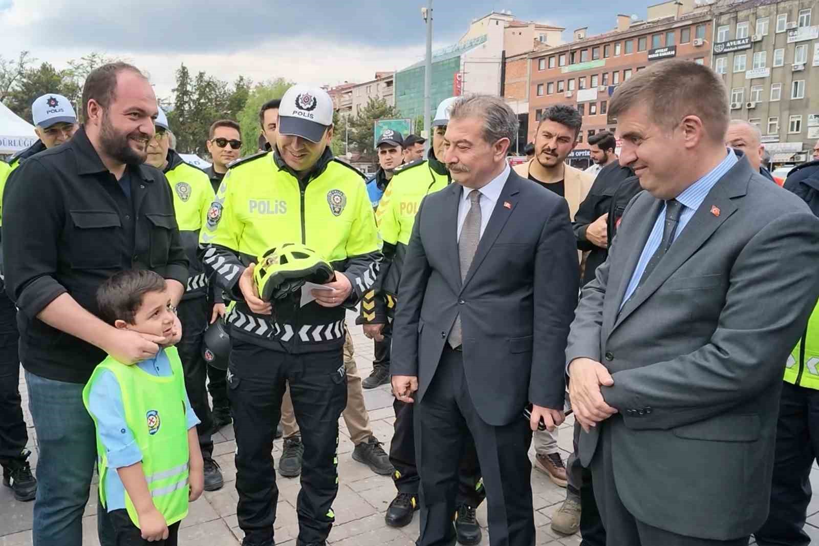 kirikkalede motosiklet kazasi geciren suruculere kask hediye edildi 0 eWklCgyf