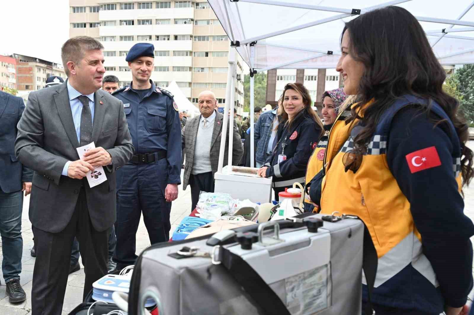 kirikkalede motosiklet kazasi geciren suruculere kask hediye edildi 2 C7TrrwEY
