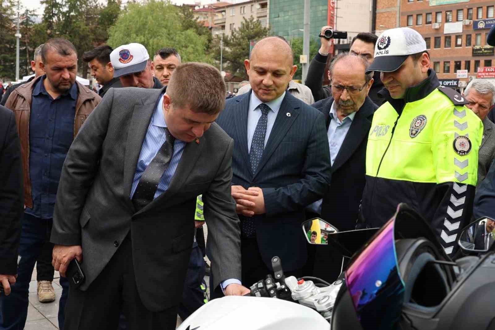kirikkalede motosiklet kazasi geciren suruculere kask hediye edildi 4 2pI1HDIS
