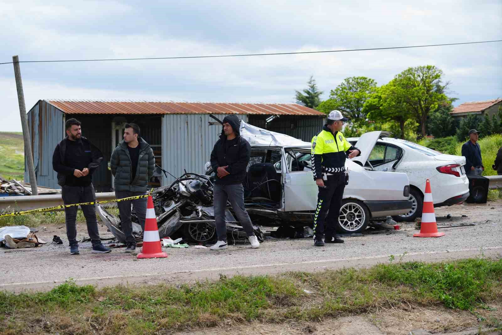 kirikkalede otomobiller carpisti 2 olu 7 yarali 2 FWukbktf