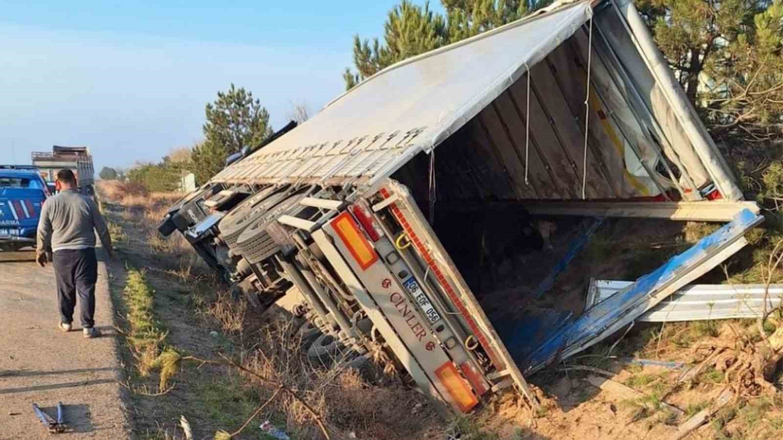 kirikkalede tir devrildi 5 buyukbas hayvan telef oldu 0 DW2BgONX