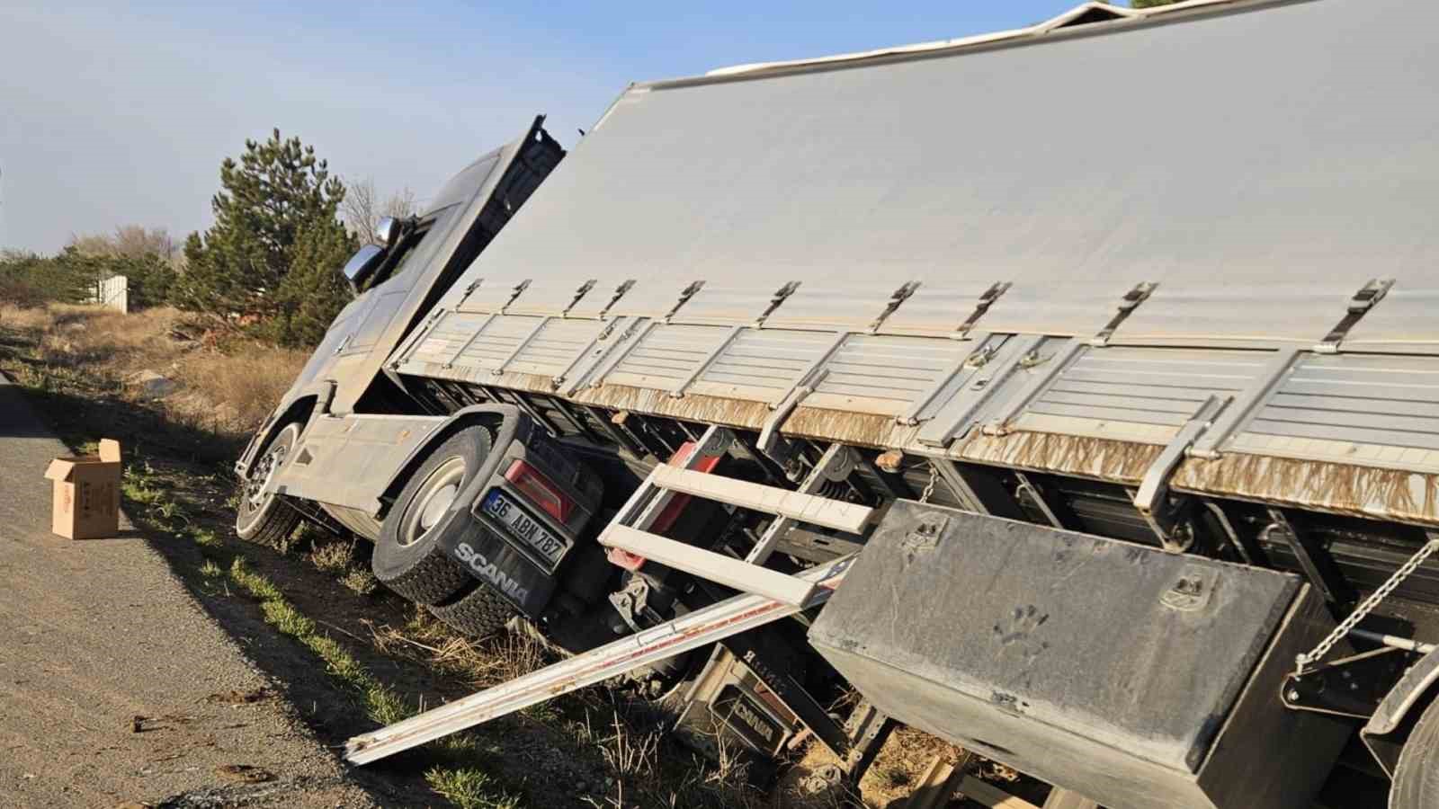 kirikkalede tir devrildi 5 buyukbas hayvan telef oldu 1 mLSJ5yGg